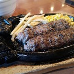 ブロンコビリー - カット後の炭焼き超粗挽きビーフハンバーグ（260g）￥1,298