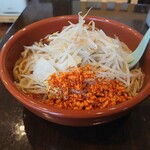 ラーメン パワースポット - 赤い器は、大盛の証。辛玉面