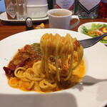 パスタ専門店AKATOMBO - アルデンテ以上に、めちゃくちゃ硬め⤴⤴
アツアツのソースがよく絡む