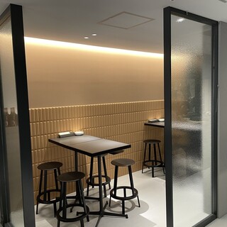 This space is divided by semi-transparent glass walls. Available for 7 to 10 people.