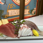 鳩五五酒場 - 刺し盛り　鮮度がよく卵焼き、明太子のおまけ付き。