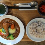 カレーの健ちゃん - 野菜カレー、チキンハーフ。一番美味しいモモ部分がないけどこの量がちょうど良かったw