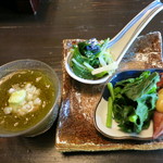 土家 - 25年4月　前菜　新もずく蕎麦の実入り、カタクリ煮浸し、のらぼう菜辛子和え・ホタルイカ