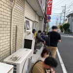 カレーの店 マボロシ - お店に到着　開店1時間半前に既に6人待ち（マスキング修正済み）
