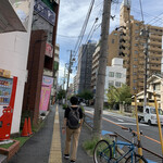 カレーの店 マボロシ - 後はこの通りを道なりに進みます