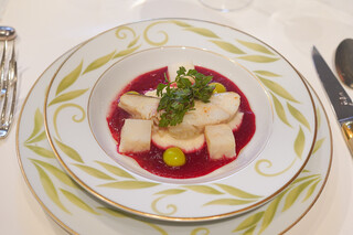 HOTEL DE MIKUNI - 真鱈のグリエ、セロリのピュレと銀杏、新倉ファームのセルフイユとパセリのサラダ