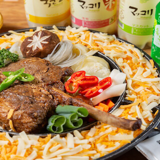 复古的盘子看起来也很漂亮◎享受韩国的家庭料理