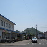 お店を出てすぐ近くにある飯塚駅と忠隈鉱跡のボタ山