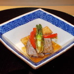 日本料理 百屋 - イチボの新玉ソースかけと筍添え