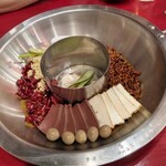 譚鴨血 老火鍋 - マーラーと豚骨の二色鍋