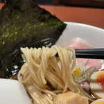 酒肴場 屯 - 加水率低め、三河屋製麺の細ストレートはカタメの茹で加減で良い食感