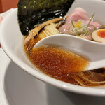 酒肴場 屯 -  煮干しの旨みにカエシのコクが深いスープ