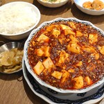 四川飯店 - 四川セレクトセット(2200円/税込)の麻婆豆腐(辛さそのまま)とオカワリOKのライス(お茶碗小さめ)とザーサイ。麻婆豆腐は辛さより痺れ系。とろみが効いてて美味。