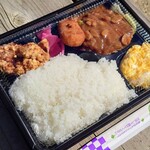 Uruma - 令和4年10月
                      うるま弁当 600円
                      ハンバーグ、カニクリームコロッケ、唐揚げ、スクランブルエッグ、ご飯、漬けもの