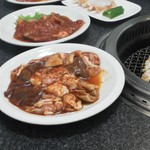 八 - 安くて♪　おいしい　ホルモン　量も多いです。