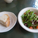 ランチのサラダと自家製酵母パン