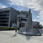 カレーの店 マボロシ - 南口ペデストリアンデッキの中央にあるこのモニュメントの後方左奥に進みます