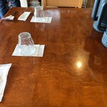 カレーの店 マボロシ - 一番入口寄りの2人掛けテーブル席