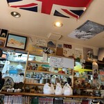 カレーの店 マボロシ - 私の席から見たキッチン風景　何故か天井にはユニオンジャック