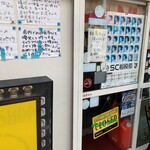 カレーの店 マボロシ - 開店前の店舗入口