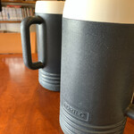 カレーの店 マボロシ - 卓上に置かれた冷水ポット