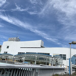 カレーの店 マボロシ - ペデストリアンデッキの奥側から見た駅ビル