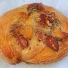 ブーランジェリー マルシェ - 料理写真:カリカリナッツのクロワッサン
