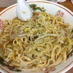 ラーメン二郎 - 野菜とネギでスープ絡みます