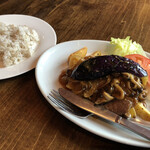  DINER - 豚肩ロース肉のステーキ・キノコのジンジャーソース（もち麦ごはん）（税込900円)