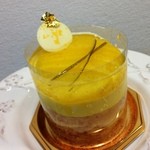 ペストリーショップ - マンゴーとココナッツのケーキ 500円