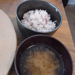 下野農園 - お代わりできる五穀米とお味噌汁