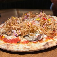 ERUTAN RESTAURANT BAR - 炭火焼きチキンと有機しいたけ、オニオンフライのピッツァ