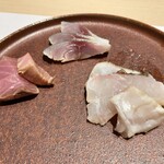 創作割烹おあそび - お造り3種：鯛の藁焼き 〆鯖 鰤の漬け