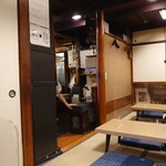 瀧元 - 座敷席から見た調理場。調理場前はカウンター席となる。
