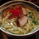 沖縄ダイニング美ら彩 - 麺はモチモチ、だしはあっさりの沖縄そば。