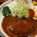 とん兵衛 - デミグラスソースたっぷりのハンバーグ♪付け合せのマカロニサラダも美味美味。