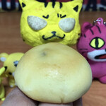 お焼屋 - 中は、レーズン入りの、白あん