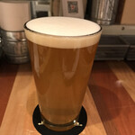 ヒマラヤテーブル - ヘイジーIPA(ビアへるん:島根)。ヘイジーと言ってもそこまで濁りはなし。それだけにホップ感もこの系統にしては抑えめで飲みやすさもあり。このくらいが好みだけどなぁ・・・