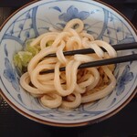 やま都うどん - ぶっかけうどん小　329円　麺アップ