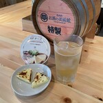 お酒の美術館 - ドリンク写真:特製樽ウイスキーハイボール×6pチーズの炙り