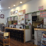 てるのちゃんぽん亭 - 厨房方向。暖簾が可愛らしい。