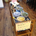 てるのちゃんぽん亭 - サービスの漬け物と有料のおにぎり。