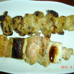 味好 - 上から「かわ」「ねぎま」※皿は自宅のものです。