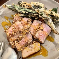 coci - 八角とナッツのスペイン赤豚グリル燻製卵黄ソース