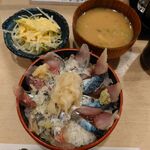 まぐろ屋さんのすし処 - 光物三色丼 税込1000円