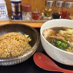 東竜 - 半炒飯＋ワンタン麺970円