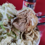 ラーメン二郎 - 巨大な肉塊が8個！！！！！入ってた。