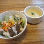 Suteki Ando Hambagu Moku - セットのサラダとスープ