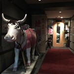 かぶら亭 - いらっしゃいませ、ありがとうございました。マスコットのかぶらちゃんが入り口でモーモーとご挨拶しています。