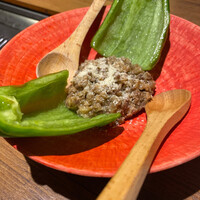 焼肉 牛者 - お通しの生ピーマンと肉味噌380円
